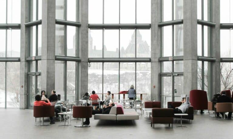 Nettoyage de vitres pour espaces commerciaux et bureaux modernes.